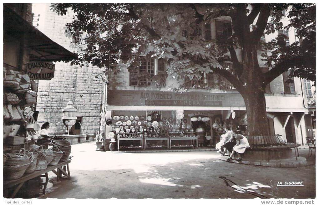 06 - Vence - La Place Du Peyra Et La Fontaine (Aux Poteries Provençales Artistiques) - Vence