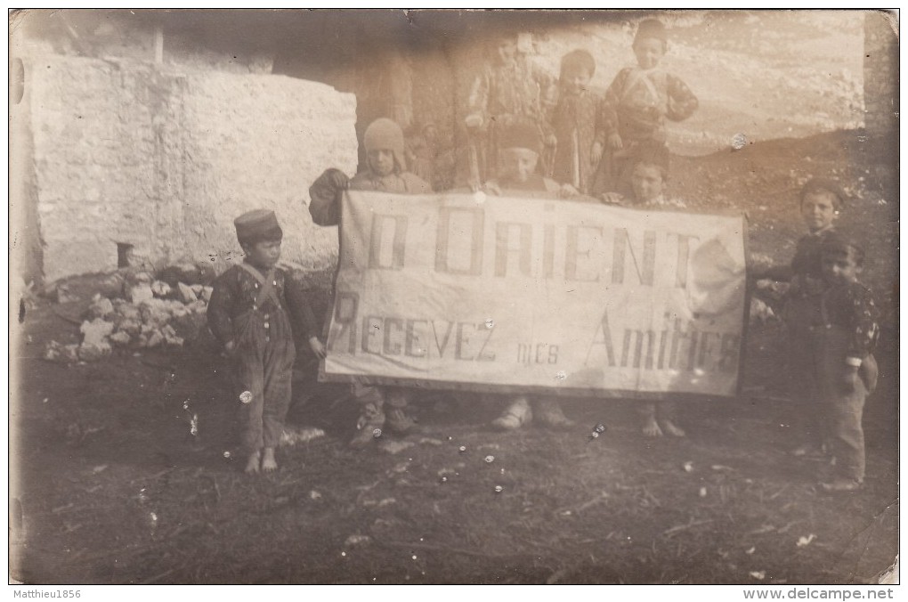 CP Photo 14-18 Albanie - Type D´enfants Albanais Avec Un Drapeau, D'Orient, Recevez Mes Amitiés (A86, Ww1, Wk1) - Albanie