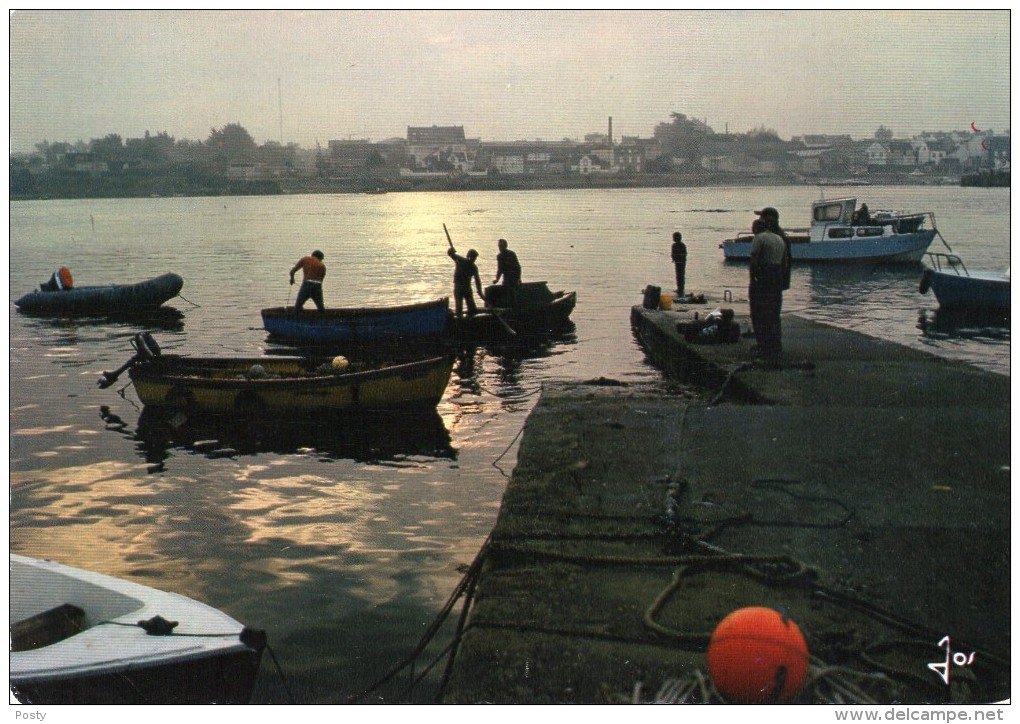 CPSM - ETEL - EN ROUTE POUR LA PECHE - LE VIEUX PASSAGE - Coul - Ann 70 - - Etel