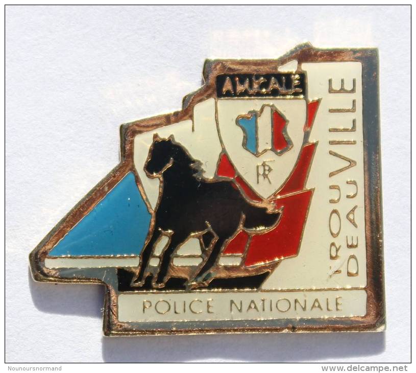 Pin's  TROUVILLE / DEAUVILLE (14) - Amicale POLICE NATIONALE - Cheval Noir - Bâton Rouge - D1210 - Police