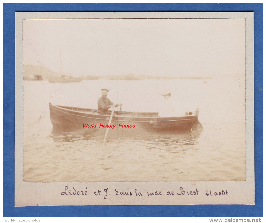 Photo Ancienne Avant 1900 - Ledoré Et J. Dans La Rade De BREST ( Finistère ) - Canot , Bateau , Marin - Bateaux