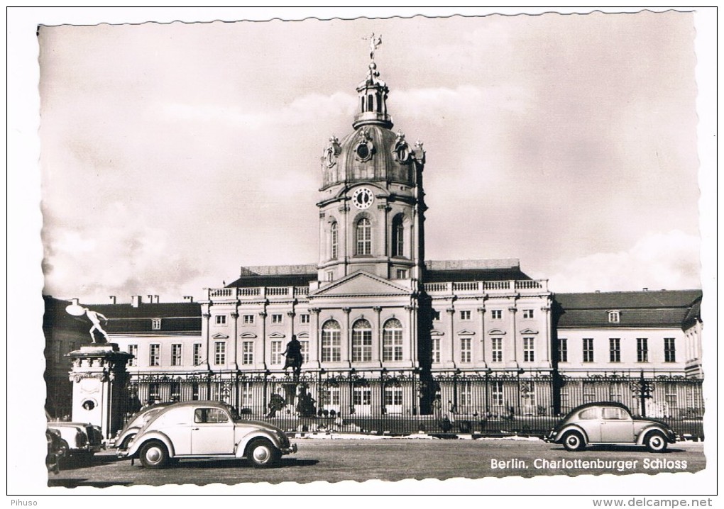 D4886    BERLIN : Charlottenburger Schloss Mit 2x Volkwagen Käfer - Charlottenburg