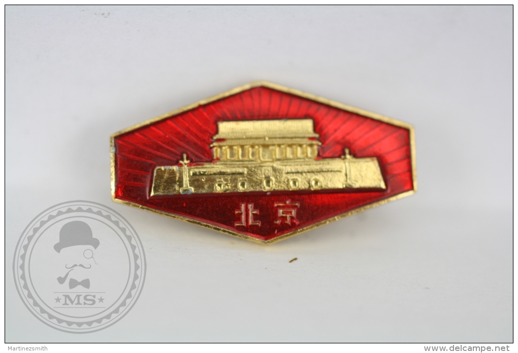 Old Badge From China - The Forbidden City Beijing - Red & Golden Colour Tone - Pin/ Badge - Ciudades