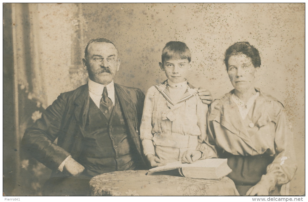 CHARLEVILLE MEZIERES - Belle Carte Photo Portrait D'une Famille Photographiée à MEZIERES En 1919 - Charleville