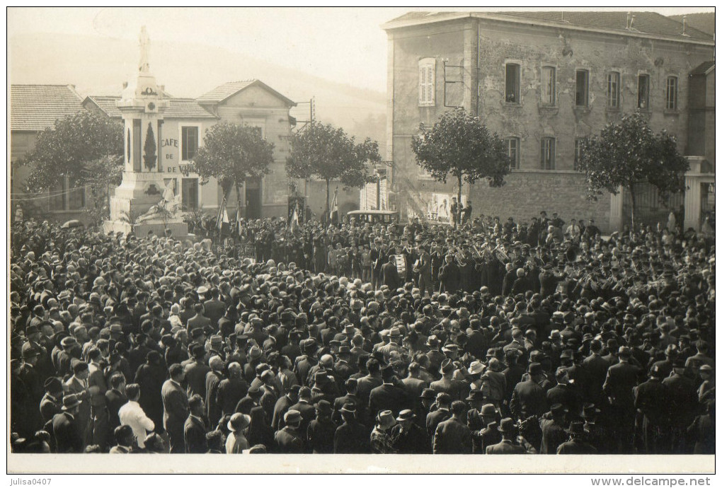 AMPLEPUIS (69) Carte Photo Cérémonie Au Monument Aux Morts Superbe Animation - Amplepuis