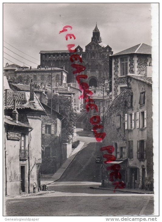 43 - LE PUY EN VELAY - RUE DES TABLES ET LA CATHEDRALE - Le Puy En Velay