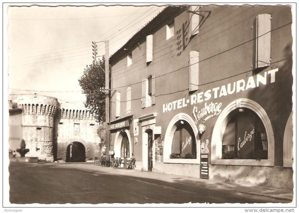 La Place Villeneuve - L' Auberge . Dans Le Fond, Porte Et Fontaine Villeneuve - Pernes Les Fontaines