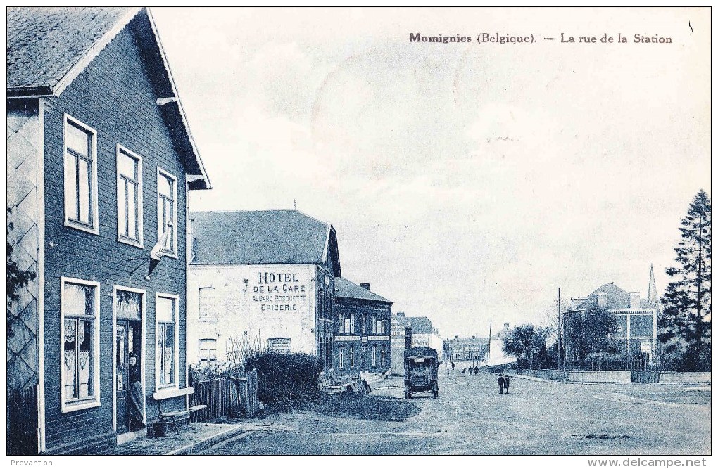 MOMIGNIES - Belgique - La Rue De La Station ( Hôtel De La Gare Et Epicerie "Albane Dosouette - Carte Animée - Momignies