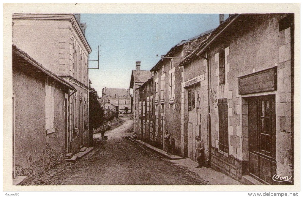 ST-JEAN-de-SAUVES - Rue De La Gendarmerie - - Autres & Non Classés