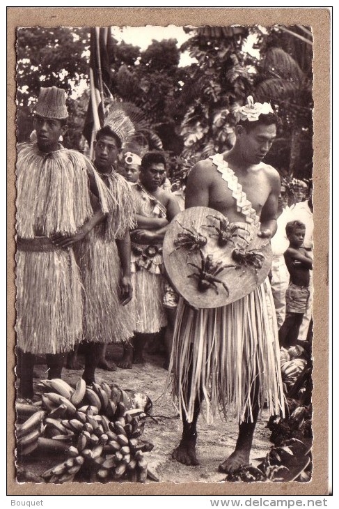 OCEANIE - POLYNESIE FRANCAISE - ILES ET ATOLIS DU PACIFIQUE - EXPEDITION MARCEL TALABOT - 4 - HOMMES - RITES - BOUCLIER - Französisch-Polynesien