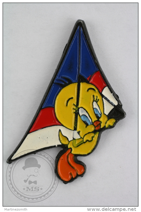 Warner Bross, Looney Tunes Character: Tweety Bird Hang Gliding - Pin Badge #PLS - Comics
