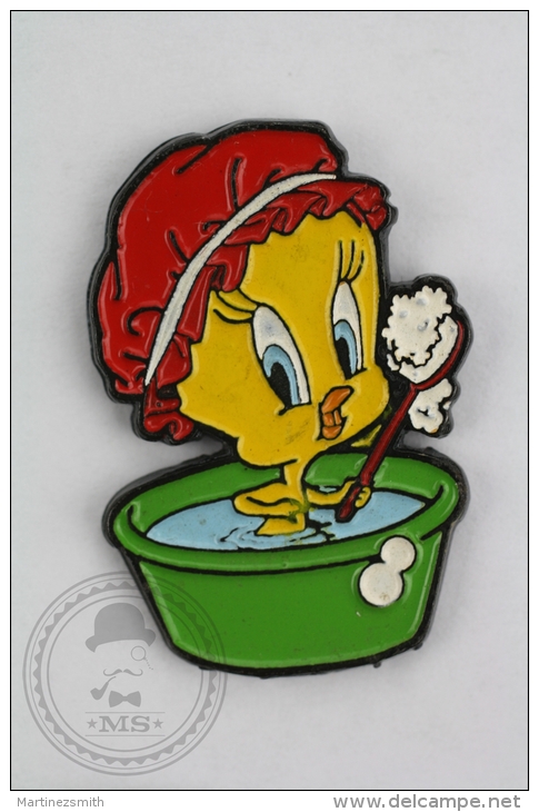 Warner Bross, Looney Tunes: Tweety Taking Bath, Red Hat - Pin Badge #PLS - Cómics