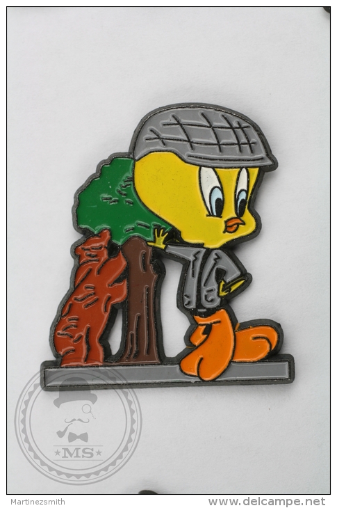 Warner Bross, Looney Tunes Character: Tweety Madrid, Spain Suit - Pin Badge #PLS - Cómics