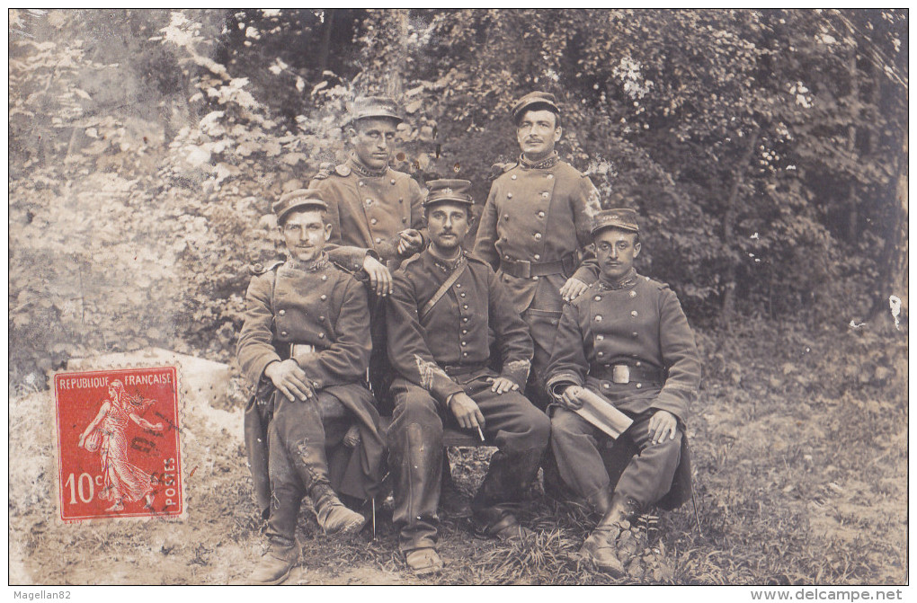 CPA PHOTO DE CAMPAGNE . 102e Régiment D'infanterie. LECTURE DU COURRIER. Via FRANCONVILLE. Tours - Guerre 1914-18