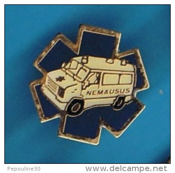 PIN´S //  . AMBULANCE NEMAUSUS - Brandweerman