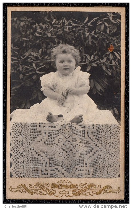 SUPERBE VIEILLE PHOTO (format Passeport) - PETITE FILLE AVEC JOUET SUR DENTELLE - G - Old (before 1900)