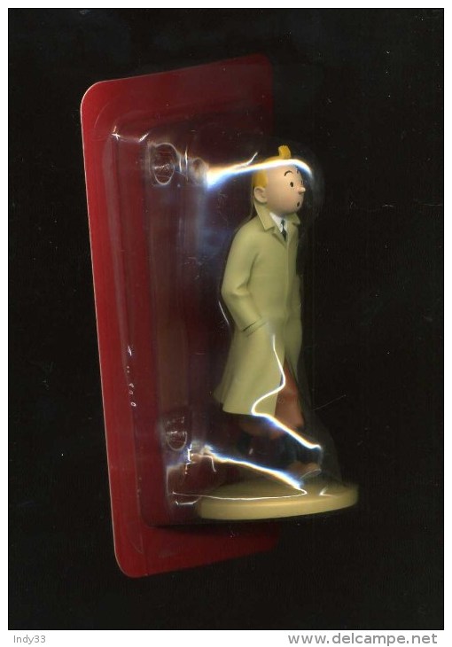 - FIGURINES TINTIN . TINTIN EN TRENCH COAT + DOCUMENTS SOUS BLISTER . HERGE-MOULINSART 2001 . - Figurines En Plástico