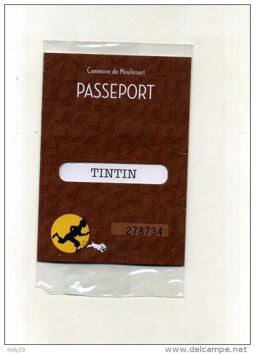 - FIGURINES TINTIN . TINTIN EN TRENCH COAT + DOCUMENTS SOUS BLISTER . HERGE-MOULINSART 2001 .