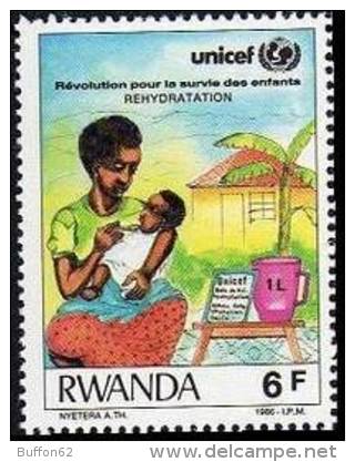 Rwanda (1987) - Mère Réhydratant Oralement Son Enfant / Oral Rehydration. UNICEF. Child Survival & Development. Sel Salt - Secourisme