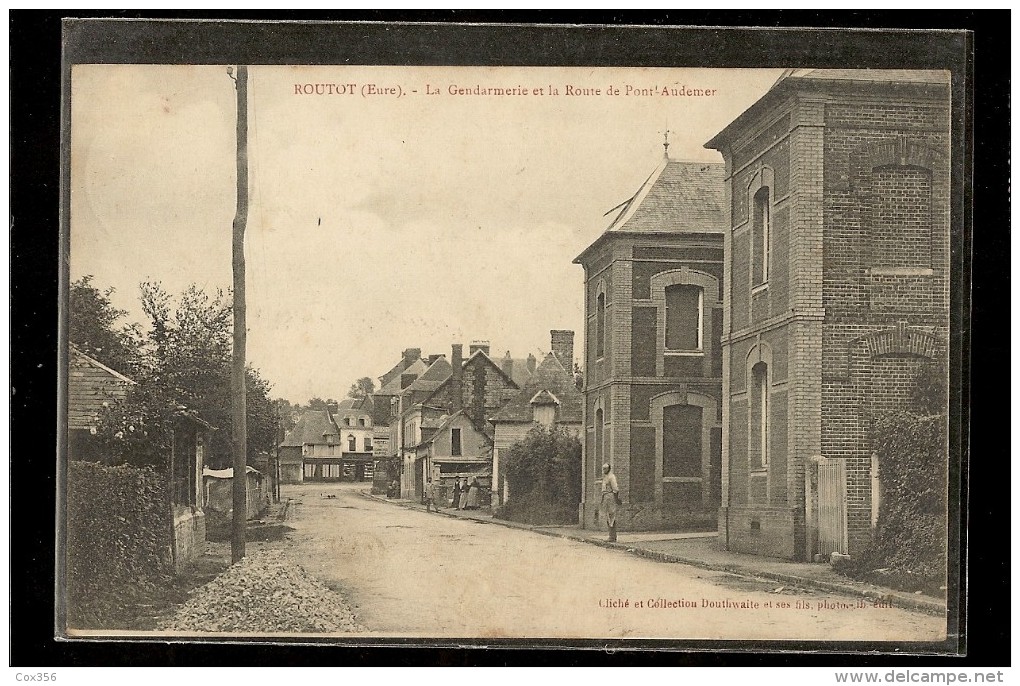 CPA 27 ROUTOT La GENDARMERIE Et La Route De Pont Audemer - Routot