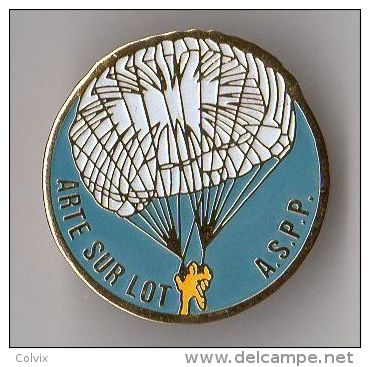 PIN´S SPORT PARACHUTISME ASPP ARTE SUR LOT - Fallschirmspringen