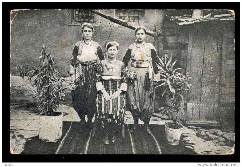 Three Women In National Costumes - Interesting Militari Cancel On The Back ------ Postcard Traveled - Europe