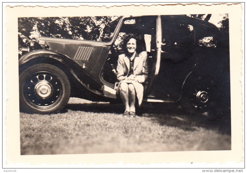 Bradgate Park : MORRIS EIGHT (´34-´38) , Woman Sitting - England (26th Aug.,1945) - Auto's