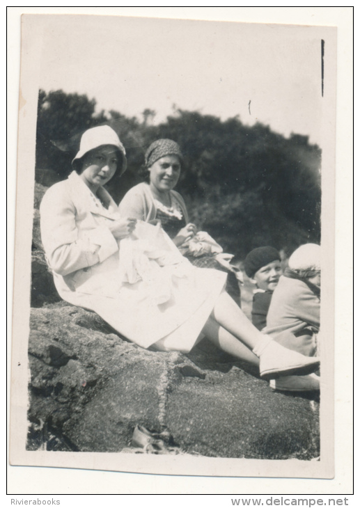 P61 - PAIMPOL - Femmes Tricottent Sur La Plage - 1931 Photo Ancienne - Personnes Anonymes