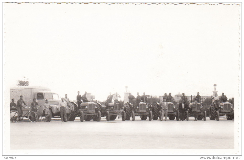 TRACTOR PARADE (Real Photo Postcard 'Gevaert') - Tractors