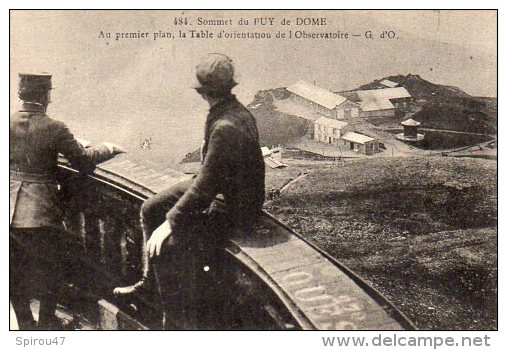 CPA SOMMET DU PUY DE DOME - AU PREMIER PLAN LA TABLE D'ORIENTATION DE L'OBSERVATOIRE - Autres & Non Classés