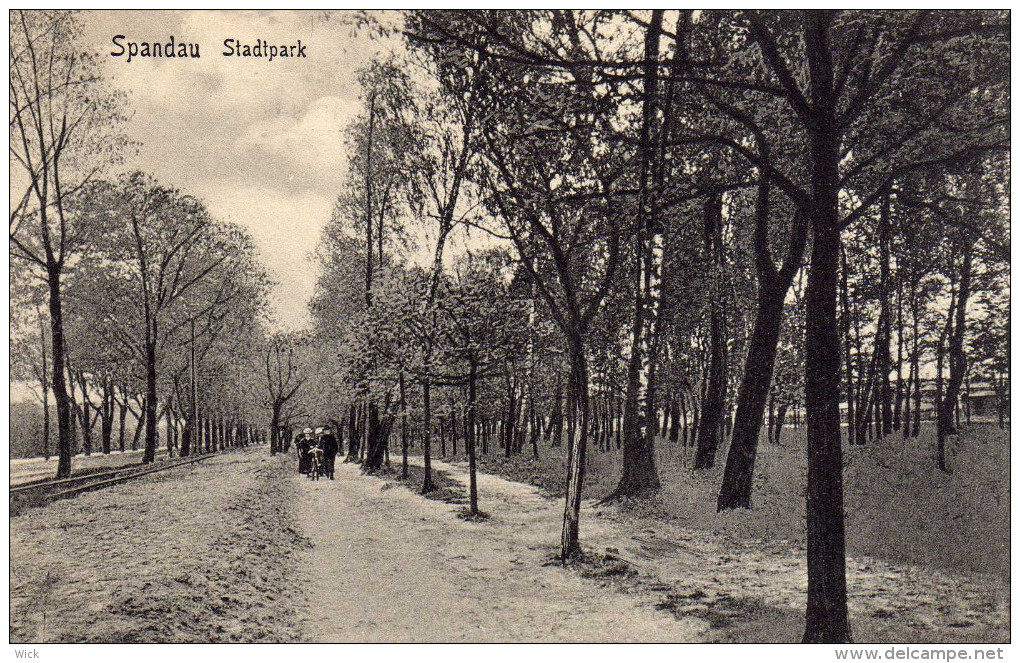 AK Spandau Bei Berlin -Berlin-Spandau -Stadtpark Mit Menschen (sehr Guter Zustand !!!) - Spandau