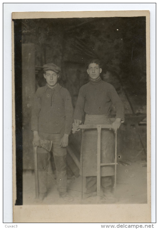 Ouvriers Avec Une Hache Et L´ Autre Avec Une Scie- Carte Photo - Kunsthandwerk