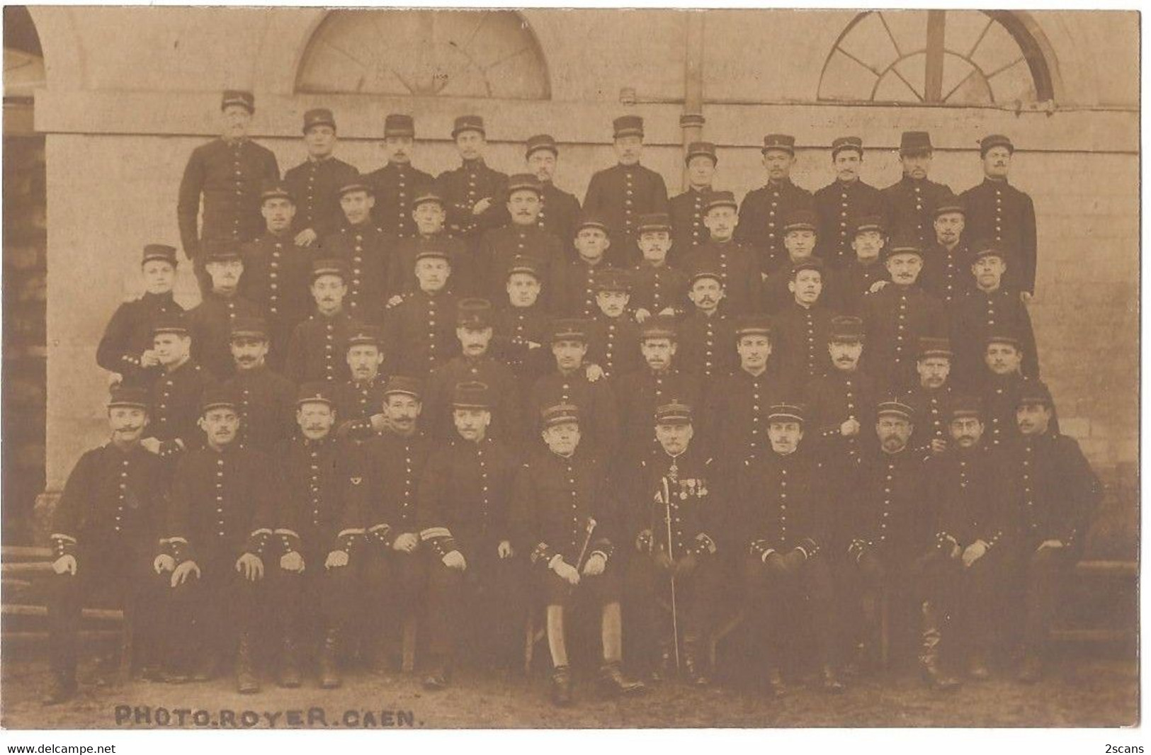 Dépt 14 - CAEN - Carte-photo Militaires (n° 5 Sur Képis) - Écrite En ESPERANTO (voir Verso) - Photo Royer, Caen - Caen