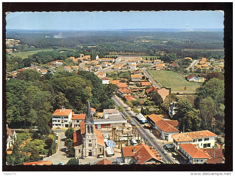 CPM 40 SAINT VINCENT DE TYROSSE L'Eglise Au Fond Le Stade - Saint Vincent De Tyrosse