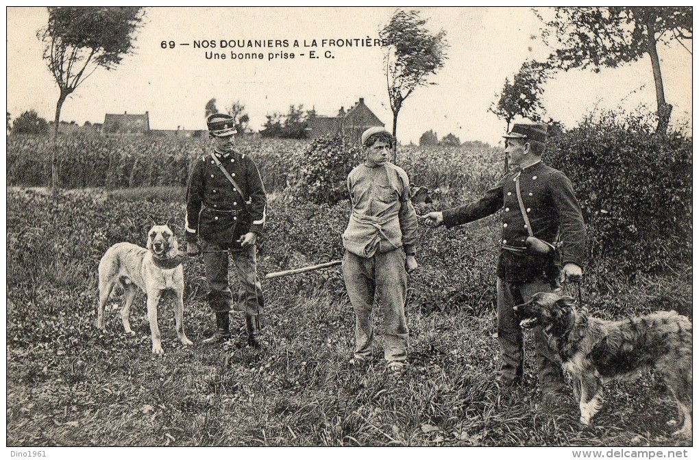 CPA 893 - MILITARIA - Carte Militaire - Nos Douaniers à La Frontière - Une Bonne Prise - Gendarme - Douane