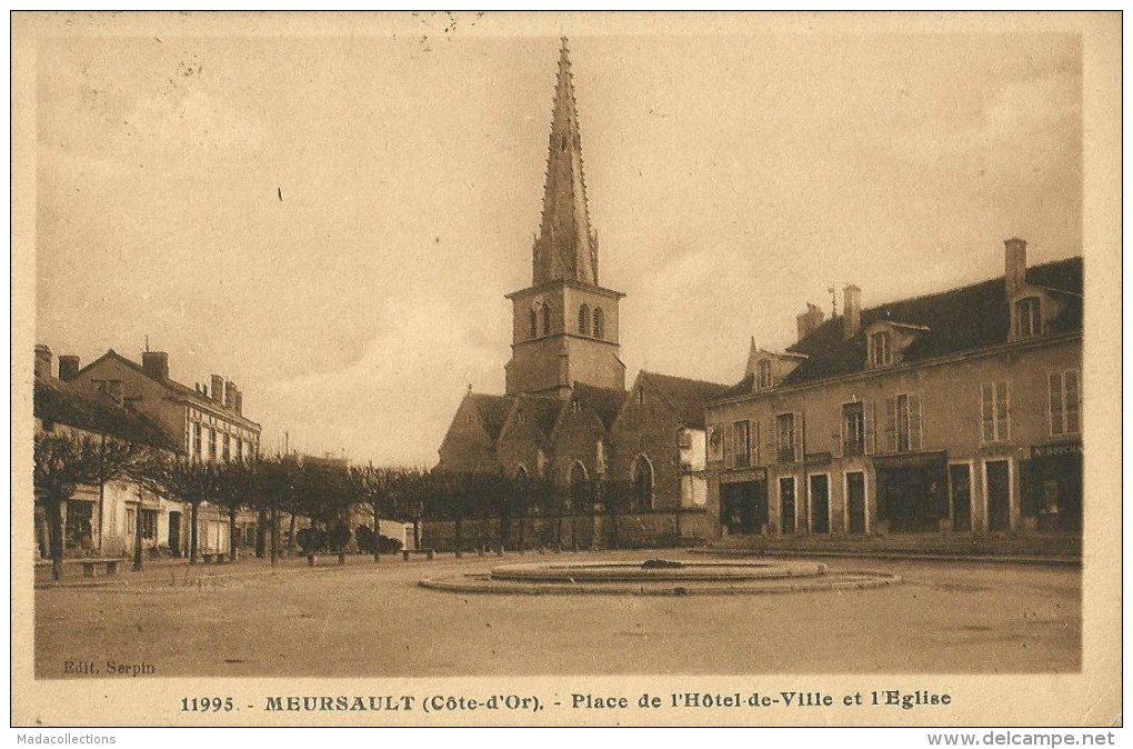 Meursault (21) Place De L´Hôtel De Ville Et L´Eglise - Meursault