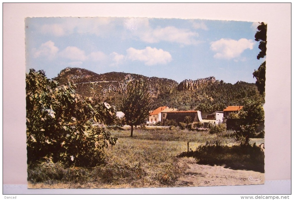 LA ROQUEBRUSSANNE --VIEUX  MOULIN  A  HUILE - A  L´arriére  Plan LA LOUBE - La Roquebrussanne