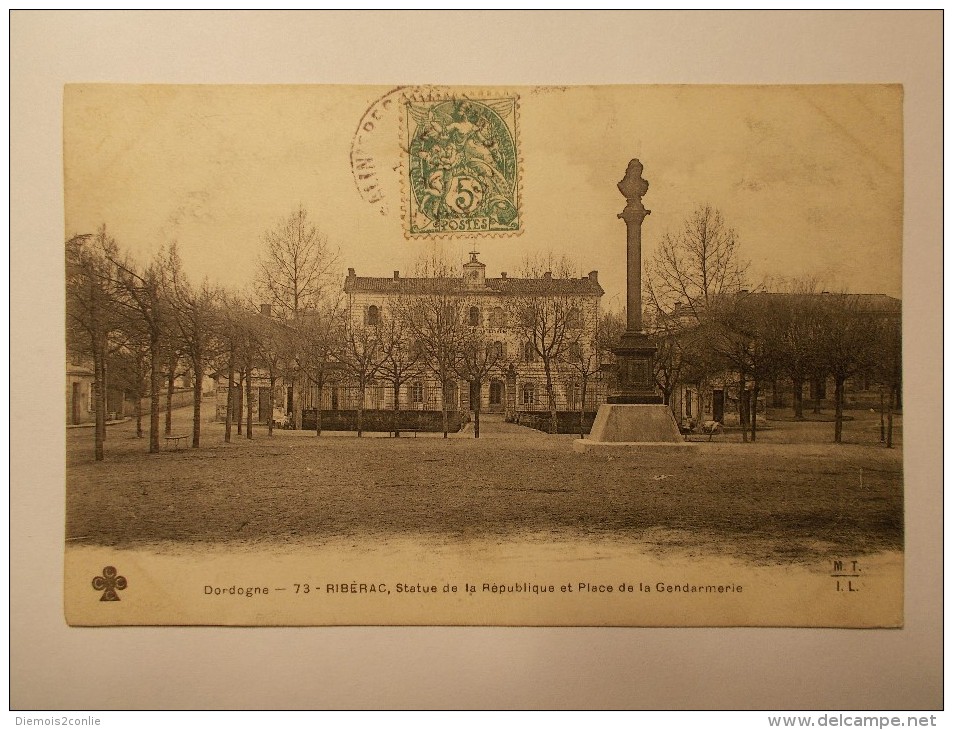 Carte Postale - RIBERAC (24) - Statue De La République Et Place De La Gendarmerie (1621) - Riberac