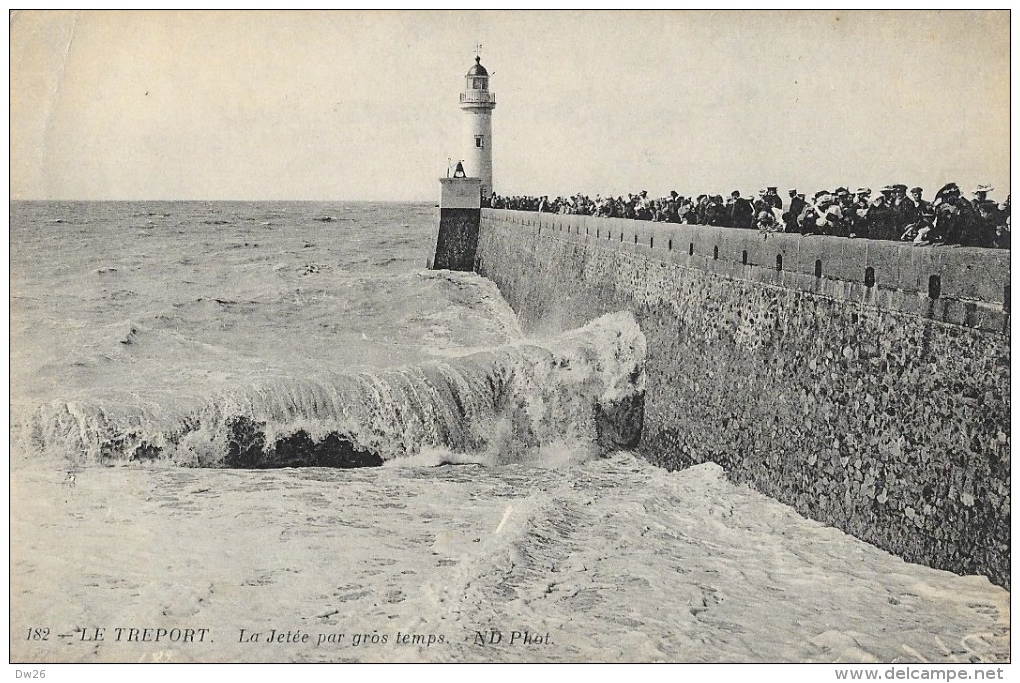 Le Tréport - La Jetée Par Gros Temps - Phare - Carte ND. Phot. - Le Treport