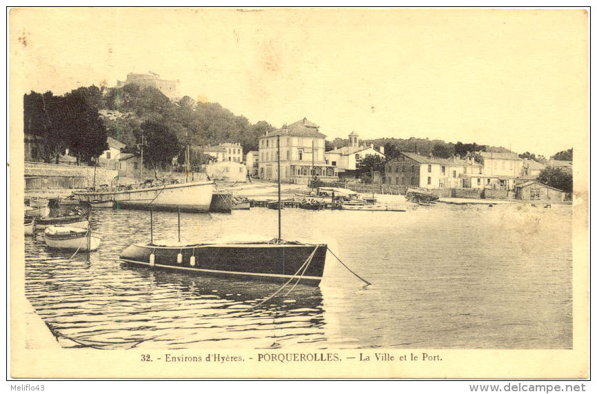 83/ CPA - Porquerolles - La Ville Et Le Port - Porquerolles