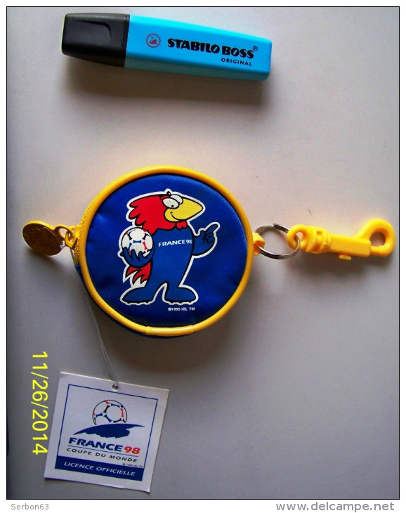 EMBLEME FRANCE 98 ET MASCOTTE OFFICIELLE COUPE DU MONDE BOURSE RONDE AVEC SON ATTACHE GADGET OBJET PUBLICITAIRE NEUF - Habillement, Souvenirs & Autres