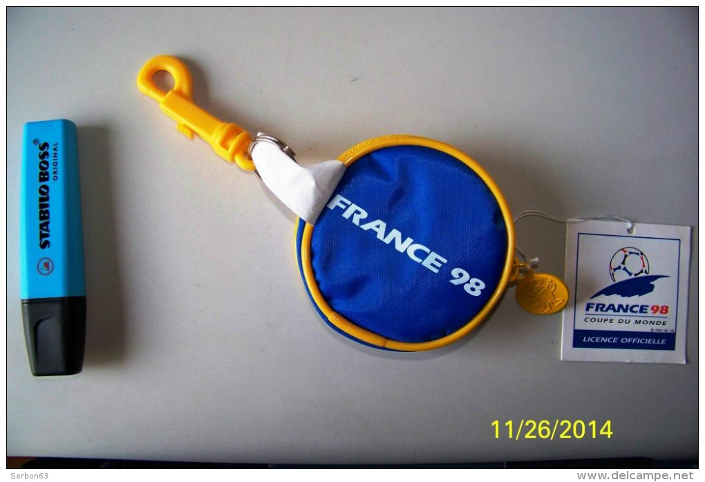 EMBLEME FRANCE 98 ET MASCOTTE OFFICIELLE COUPE DU MONDE BOURSE RONDE AVEC SON ATTACHE GADGET OBJET PUBLICITAIRE NEUF - Habillement, Souvenirs & Autres