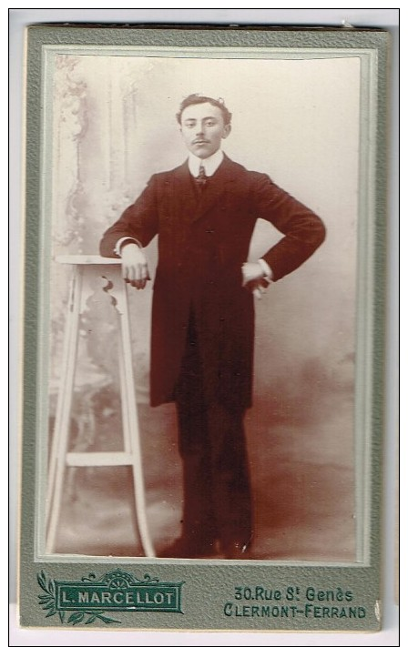 CDV - L.MARCELLOT à Clermont-Ferrand (63000) - Portrait D'un Homme, Redingote, Moustache (2scans) - Antiche (ante 1900)