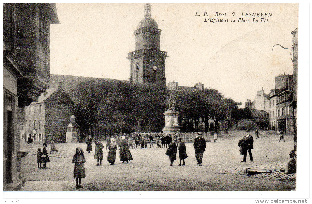 29 LESNEVEN L'Eglise Et La Place Le Flo - Belle Animation - Lesneven