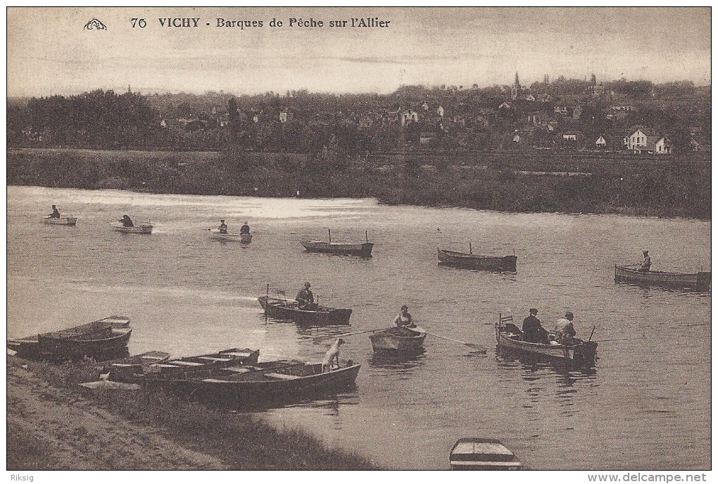 Vichy - Barques De Pêche Sur L`Allier.  S-1791 - Vichy