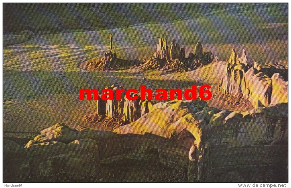 états Unis Aerial View Of Monument Valley On The Arizona Utah Border The Totem Pole And Yei Bichai Dancers - Monument Valley