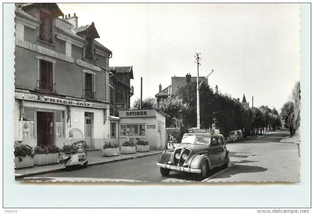 DOMONT - Avenue Jean Jaurés, Voiture Scooter. - Domont