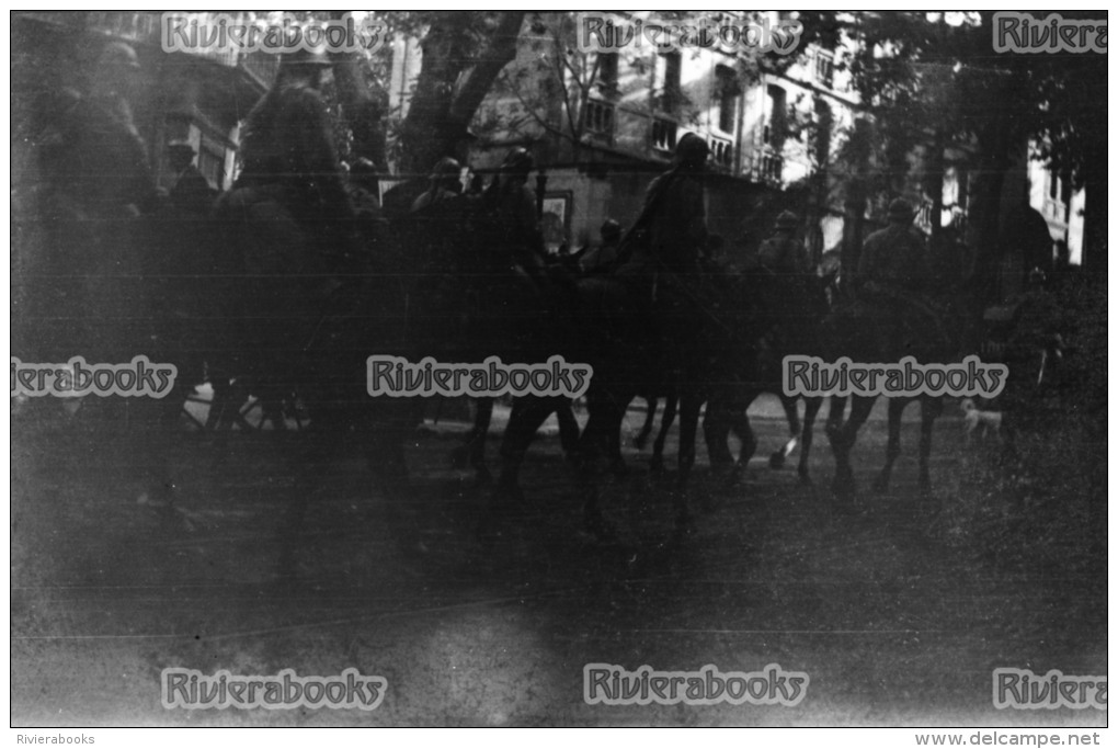 M26 - PARIS - Militaires à Cheval Pendant La Grève De 1918 - 2 Négatifs Photo - War, Military