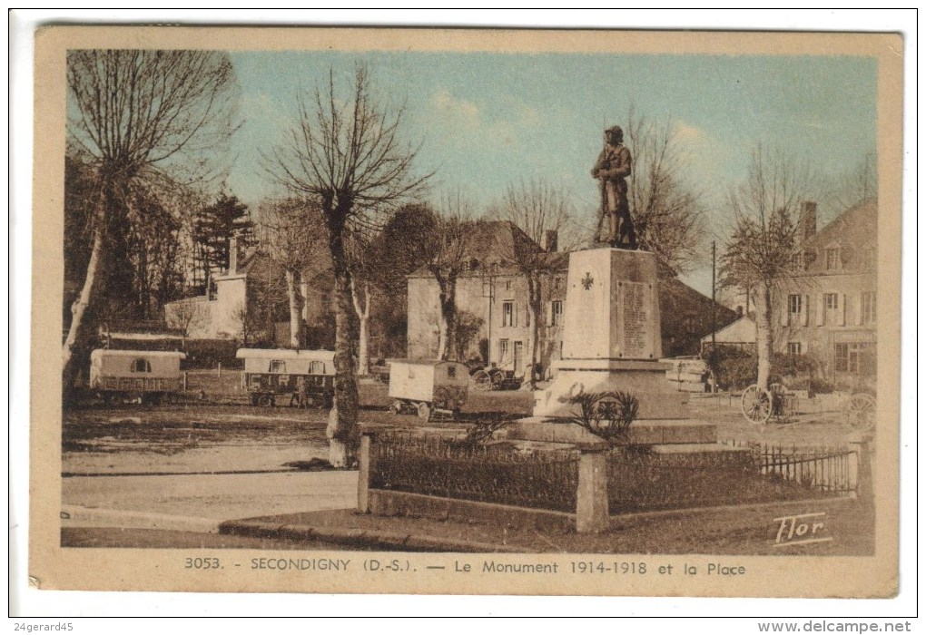 CPSM SECONDIGNY (Deux Sèvres) - Le Monument 1914/18 Et La Place - Secondigny