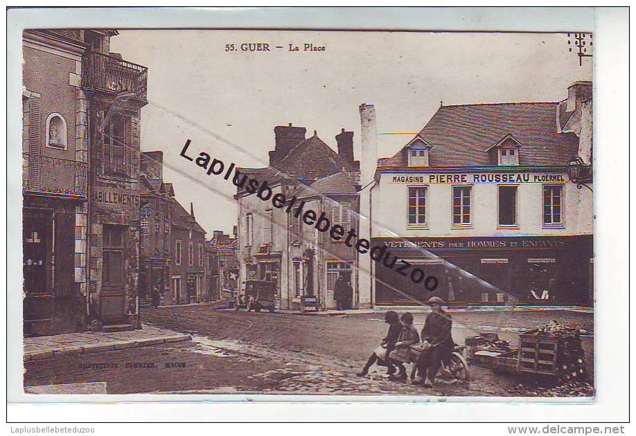 CPA - 56 - GUER - La Place - Magasins Pierre Rousseau - Vieille Voiture - Animation - RARE - Guer Coetquidan